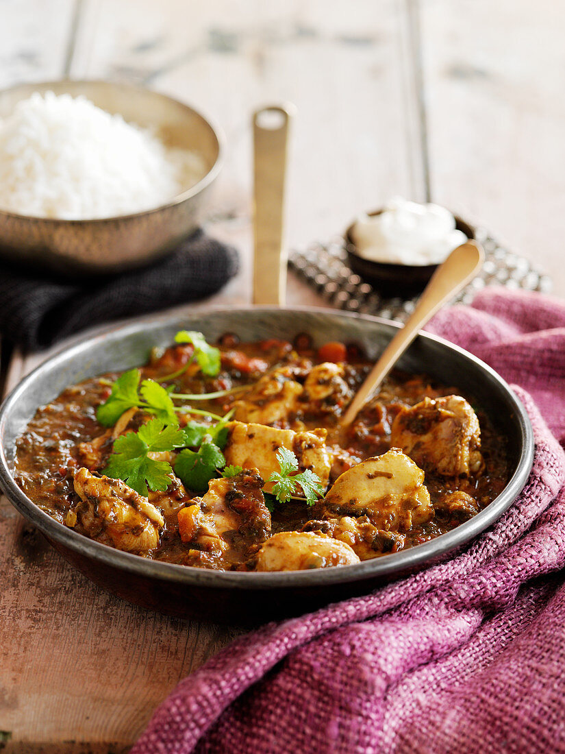 Quick chicken curry with spinach and tomatoes