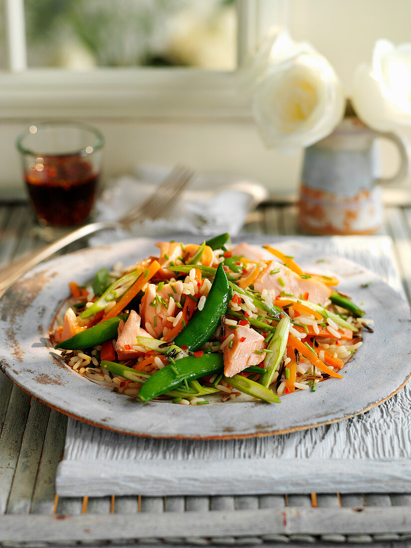 Rice salad with salmon and mangetout