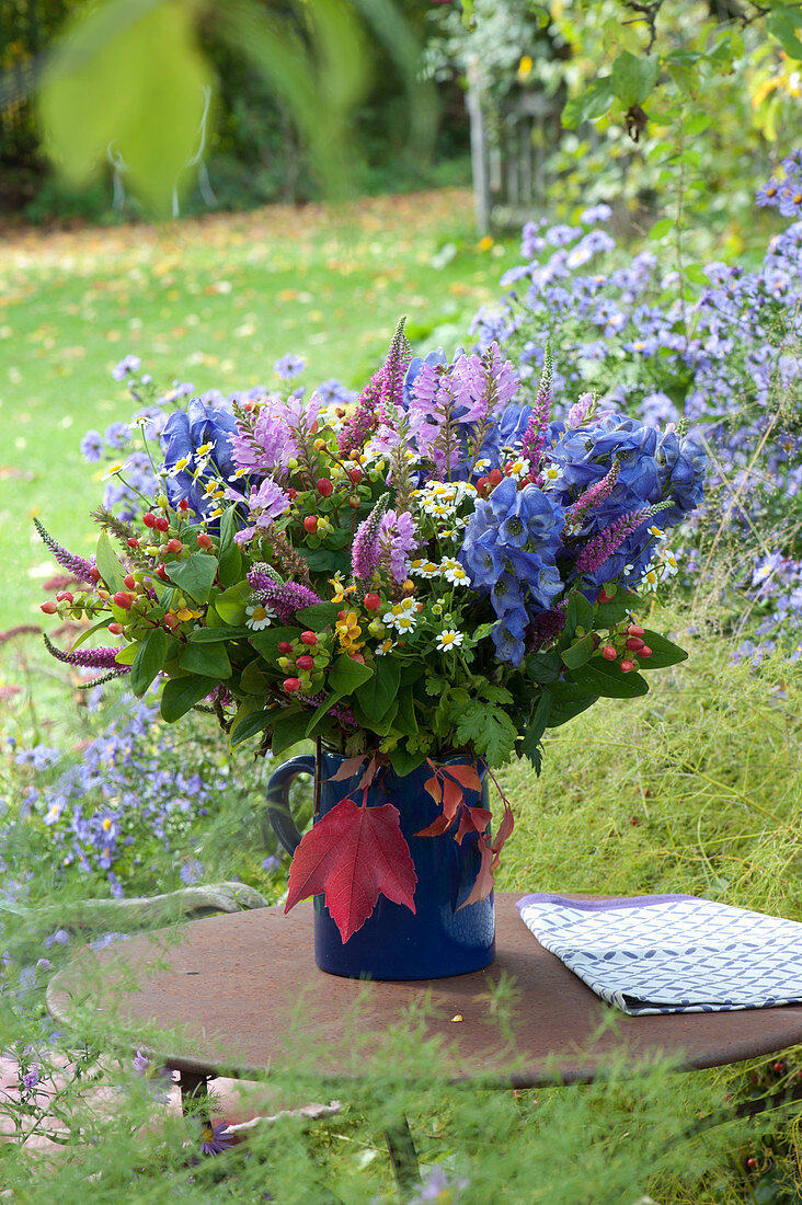 Herbststrauß aus Eisenhut, Gelenkblume, Ehrenpreis