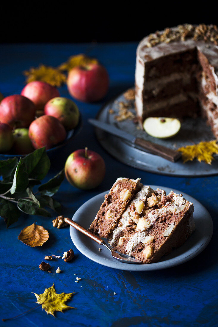 Apfel-Walnuss-Schichtkuchen, angeschnitten