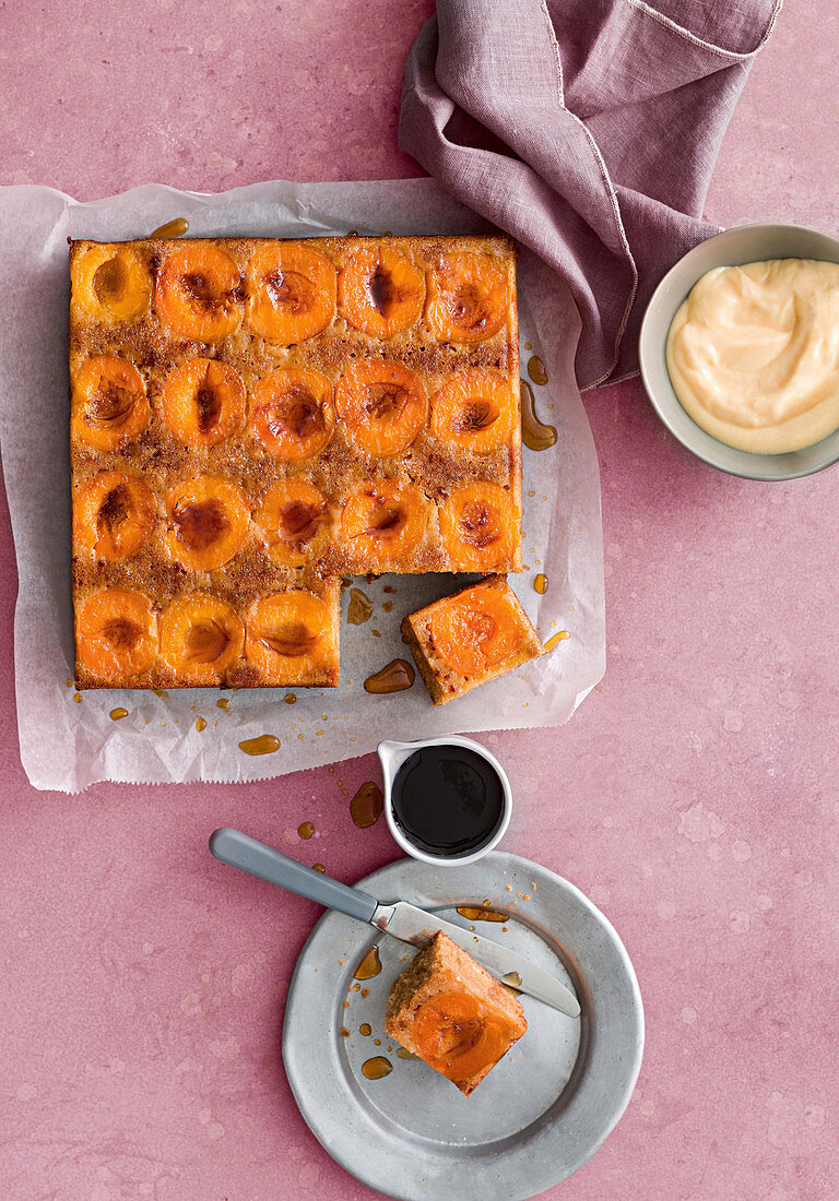 Upside-down apricot and vanilla cake