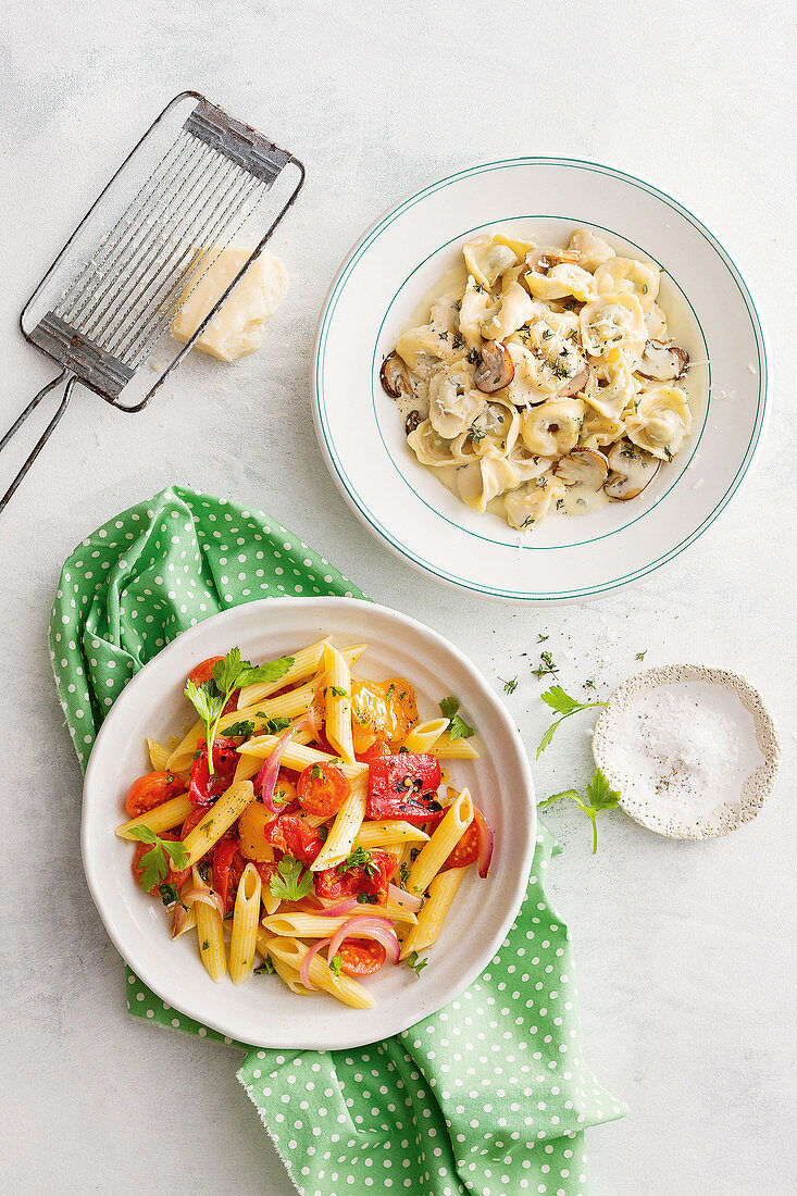 Penne mit Peperonata & Tortellini mit cremiger Pilz-Weißwein-Sauce