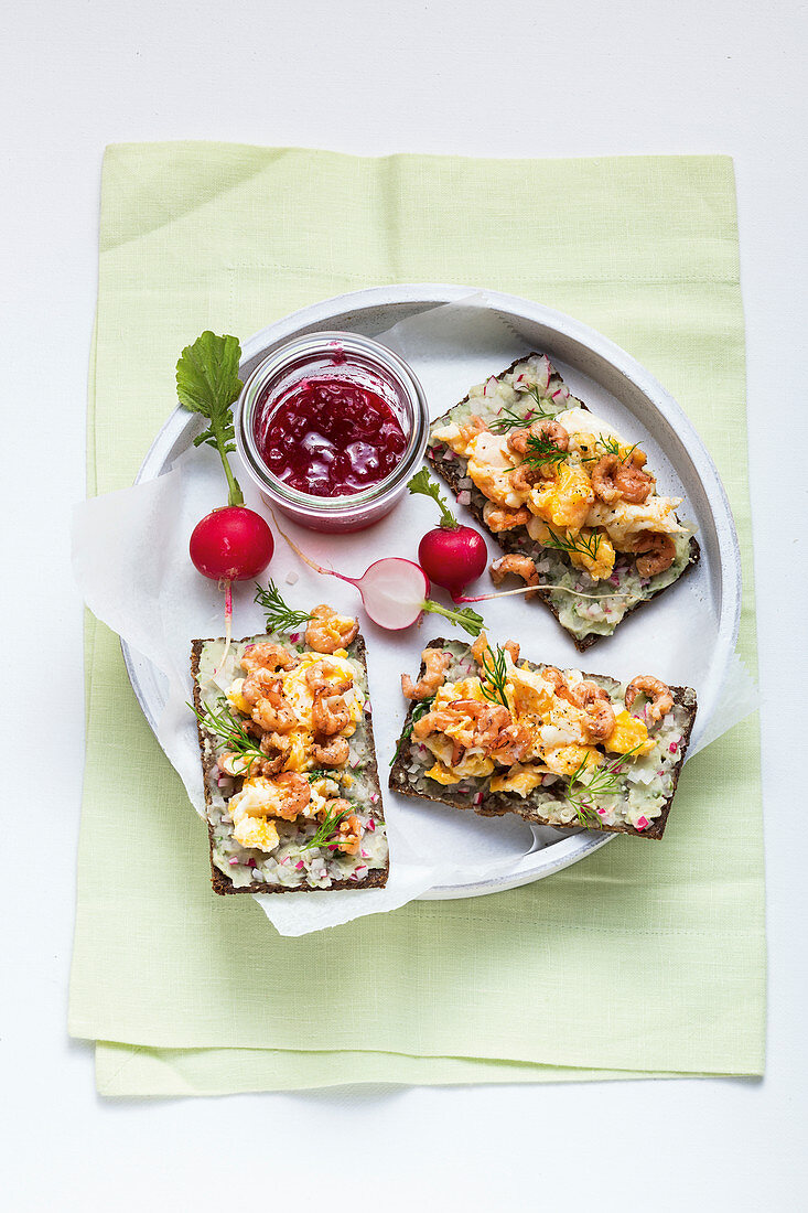 Krabbenrührei mit Bohnencreme auf Pumpernickel