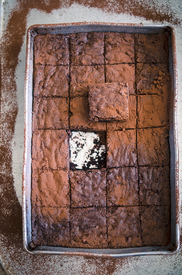 Brownies mit Kakaopulver in Backform, angeschnitten