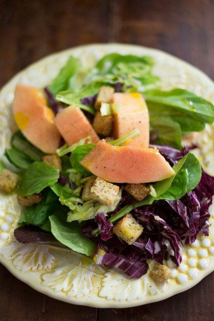 Mixed leaf salad with papaya and croutons
