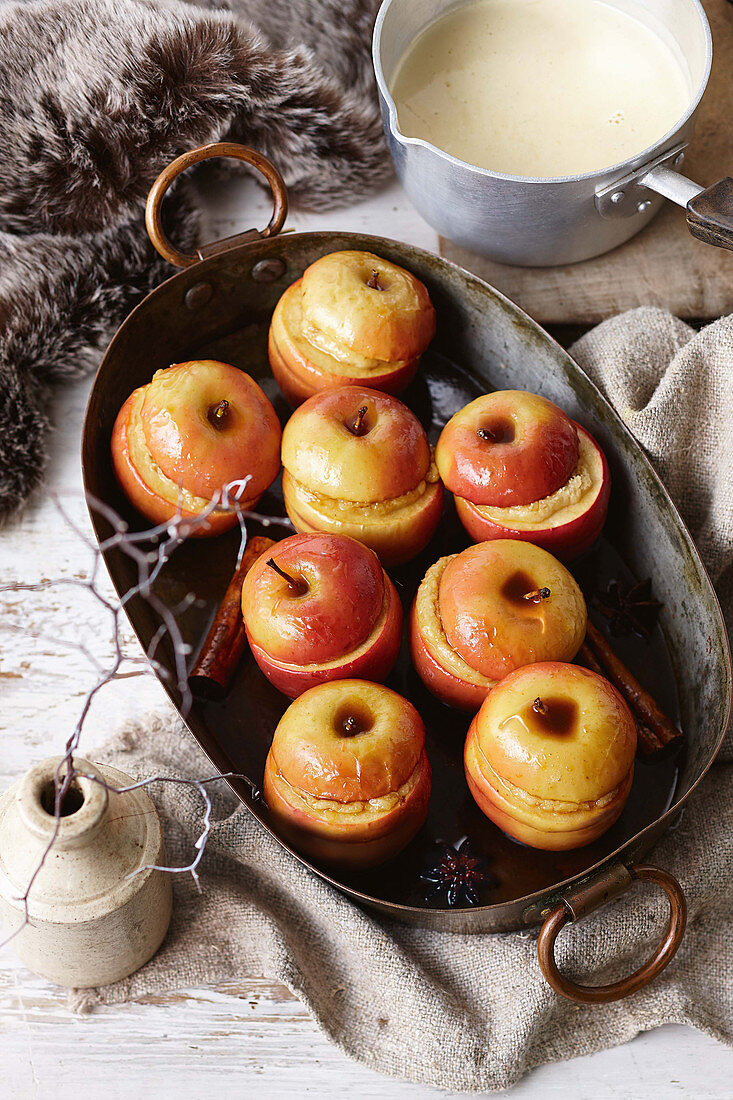 Bratapfel mit Vanillecreme und weisser Schokoladensauce