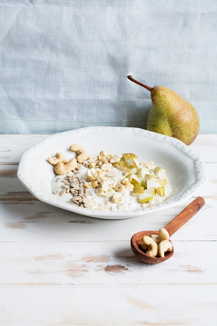 Yoghurt muesli with pears and nuts