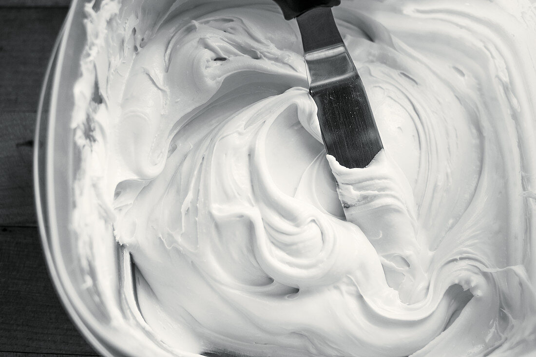 Icing in a bowl with a cake knife