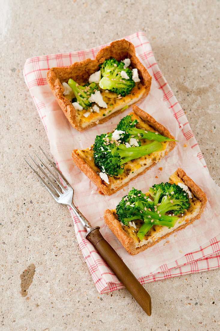 Broccoliquiche mit Sesam und Schafskäse