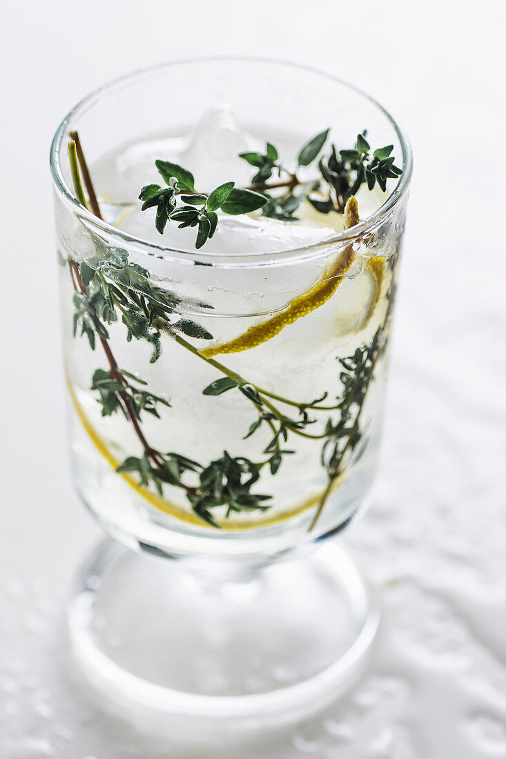 Lemonade with thyme and ice
