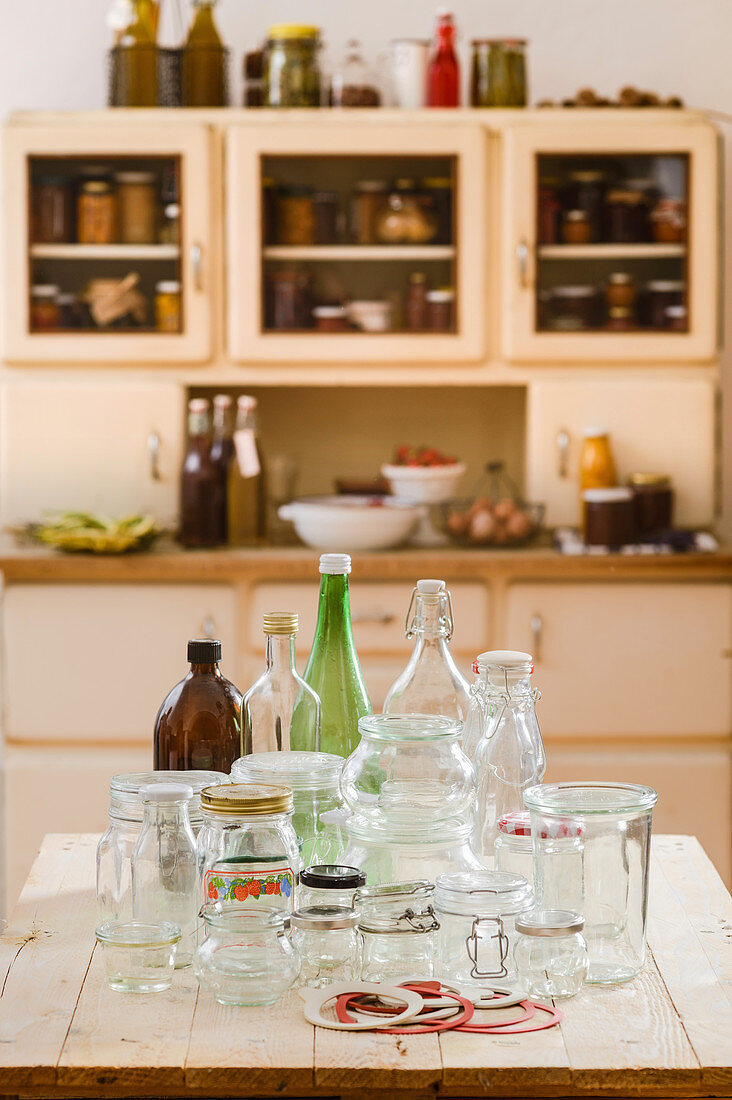 Leere Flaschen und Gläser auf Küchentisch