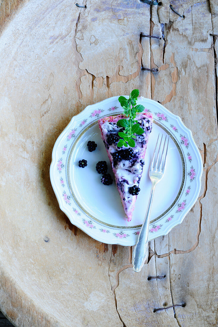 Ein Stück Brombeerkuchen mit Melisse (Aufsicht)