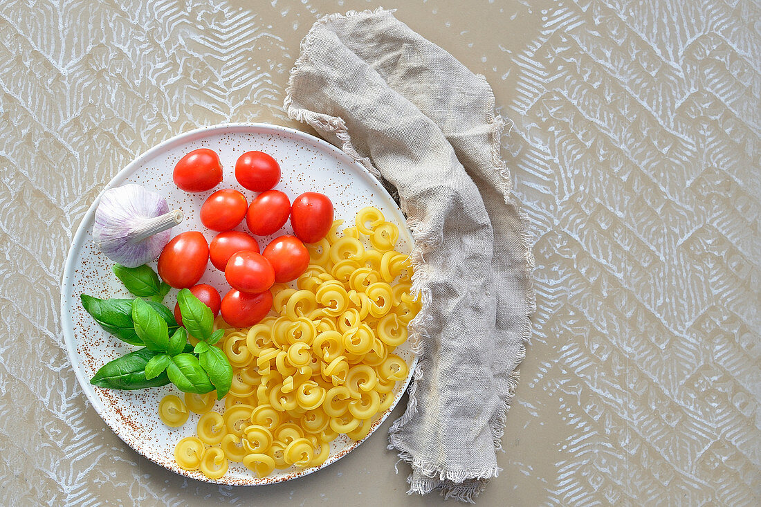 Pasta, Tomaten, Basilikum und Knoblauch