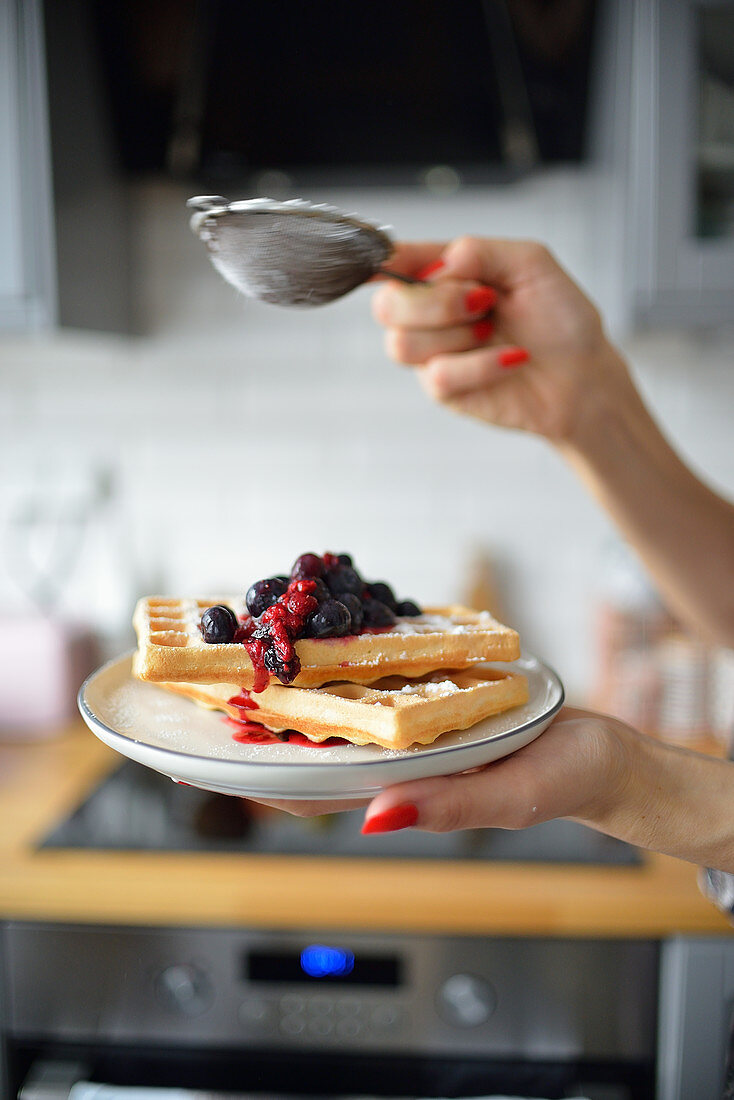 Waffeln mit Früchten und Puderzucker