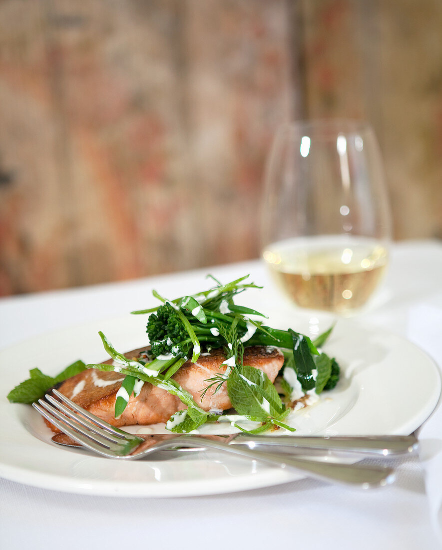 Gebratener Lachs mit Bocconcini, frischen Kräutern und Sauerrahmdressing