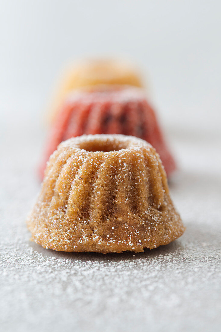 Mini-Gugelhupfe mit Bratapfel, Mandeln und Nugat