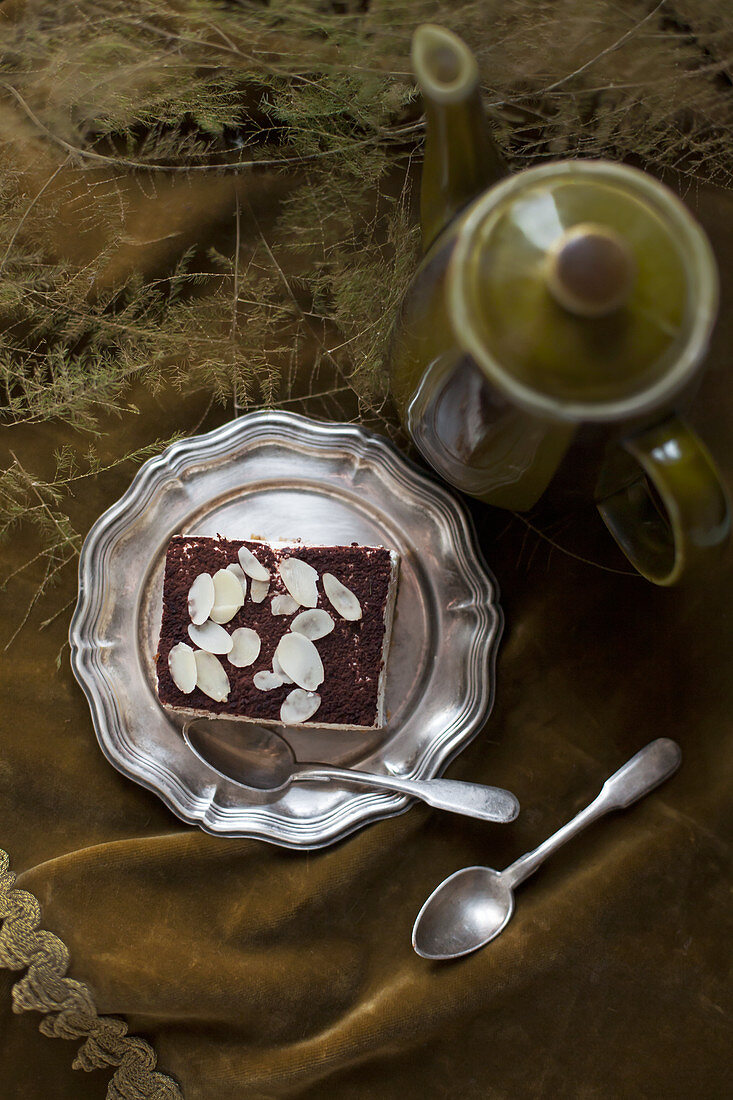 Mandel-Sahneschnitte auf Zinnteller