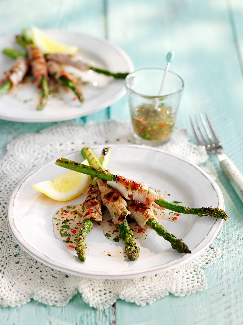 Grilled asparagus with bacon and lemon dressing