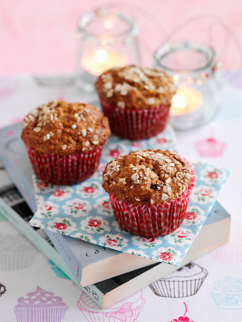 Oaty muffins with honey and raisins