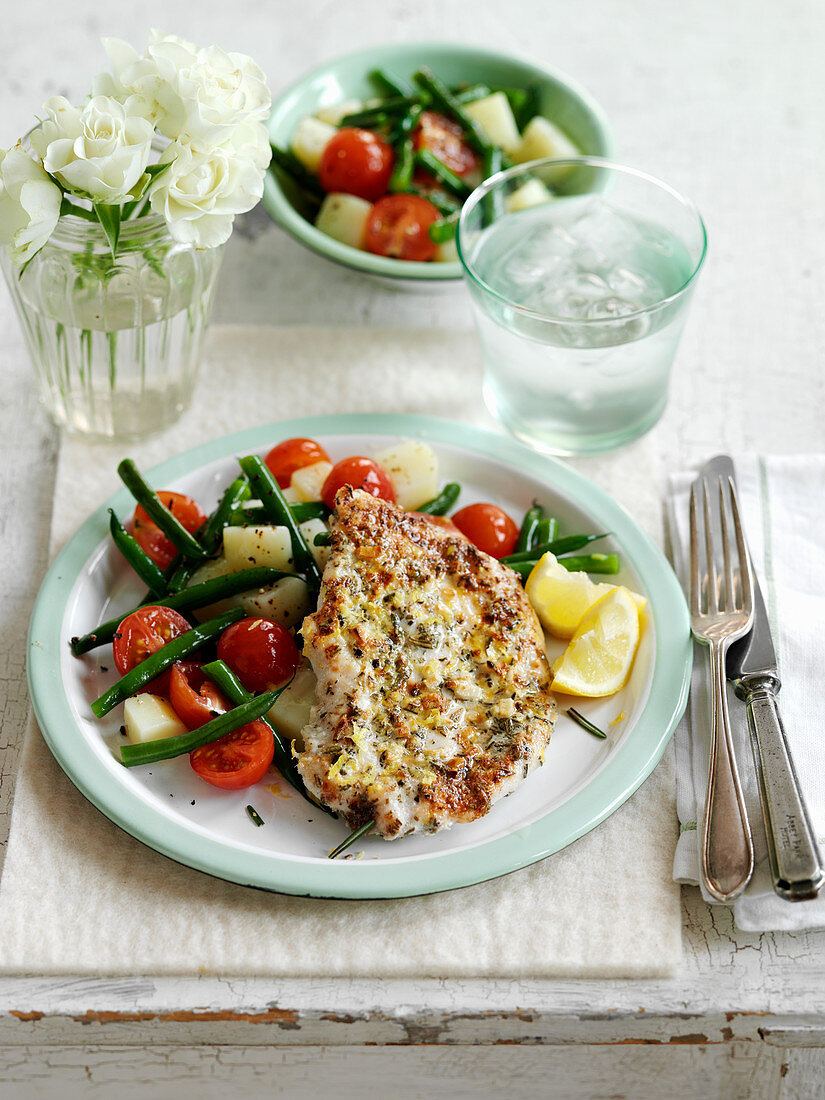 Hähnchenschnitzel mit Kräuter-Knoblauchkruste serviert mit Salat