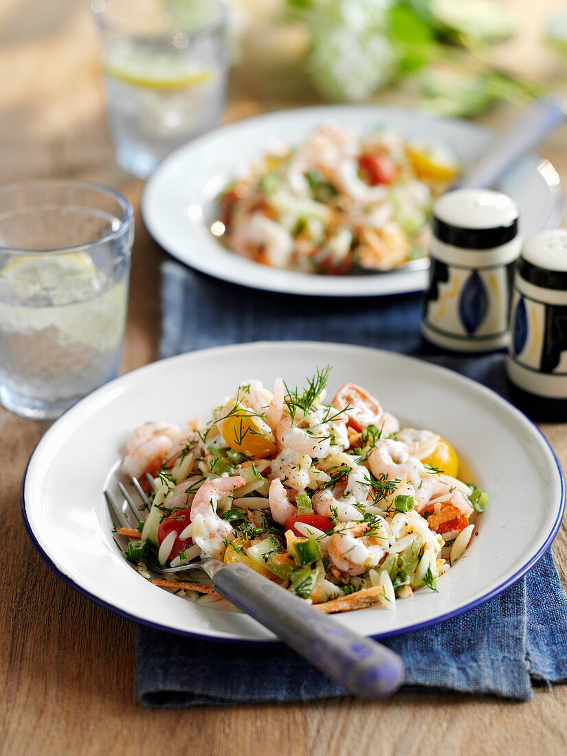 Orzo-Salat mit Garnelen, Tomaten und Zitrone