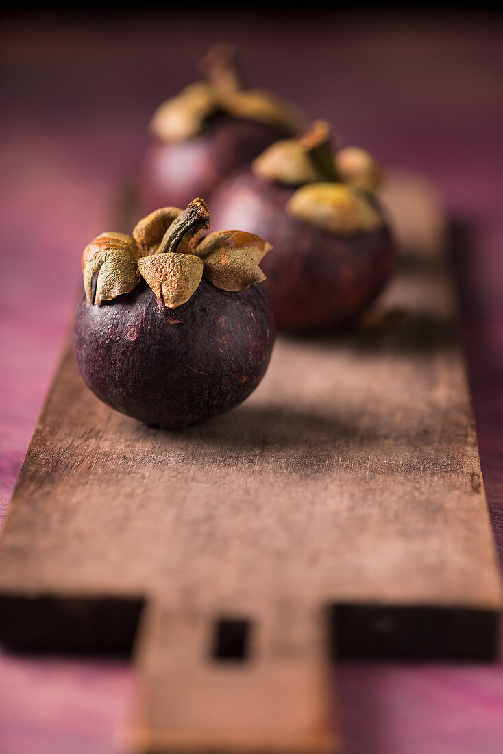 Mangostanen auf Holzschneidebrett