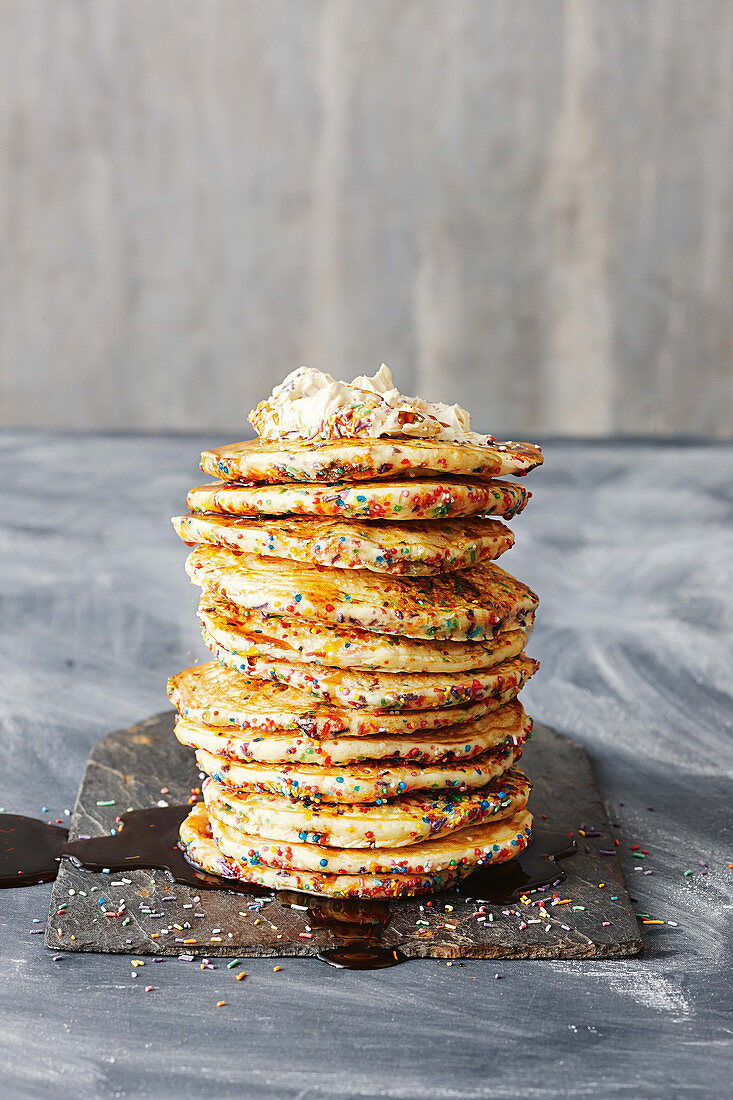 Bunte Zuckerstreusel-Pancakes mit Ahornbutter