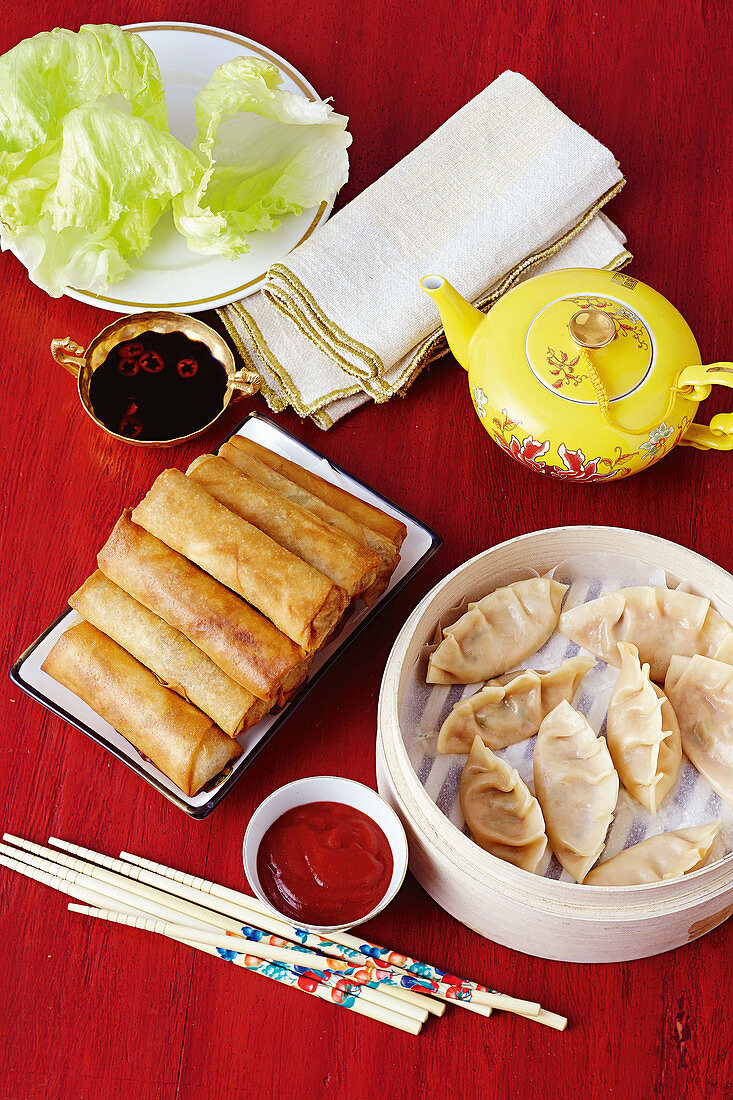 Frühlingsrollen mit Schweinefleisch, Salatblätter und Garnelen-Ingwer-Dumplings