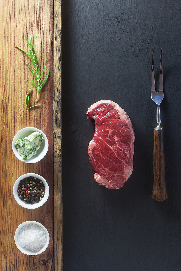 Rohes Steak mit verschiedenen Zutaten