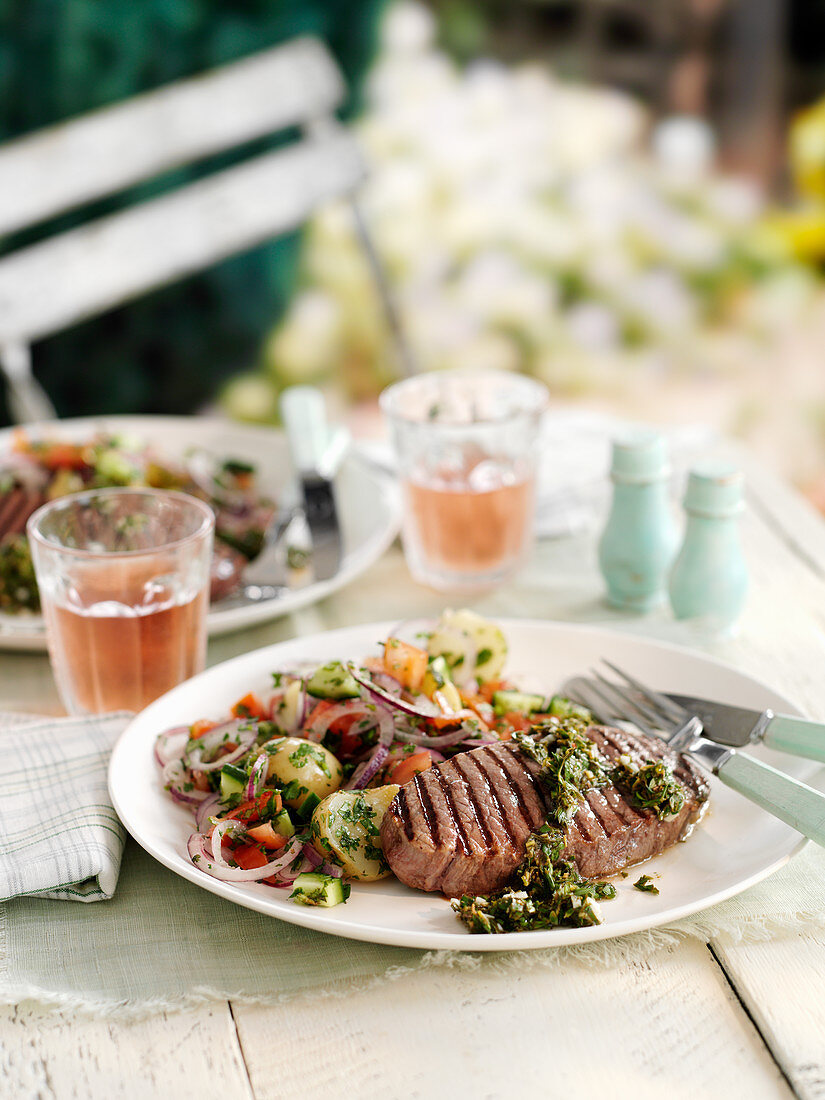 Kurzgebratene Rindersteaks mit Salmoriglio und Kartoffelsalat