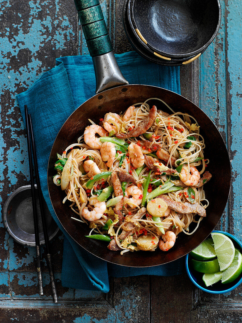 Stir fried noodles with shrimps and spring onions (China)