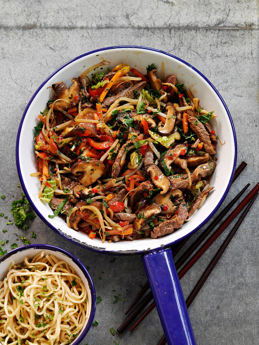 Stir fried beef with vegetables and mushrooms (Asia)