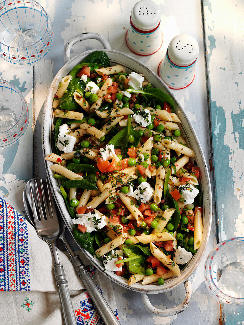 Pasta salad with spinach, peas and goat's cheese