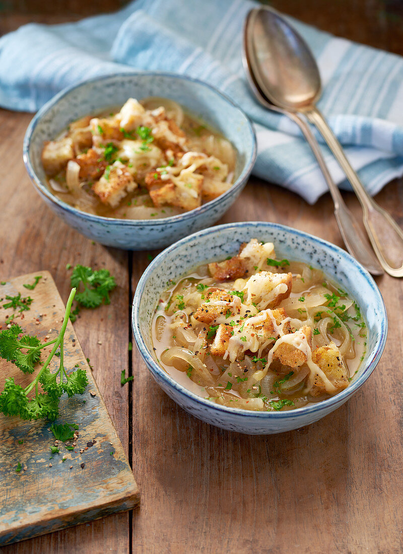 Zwiebelsuppe mit Brotwürfeln und Käse