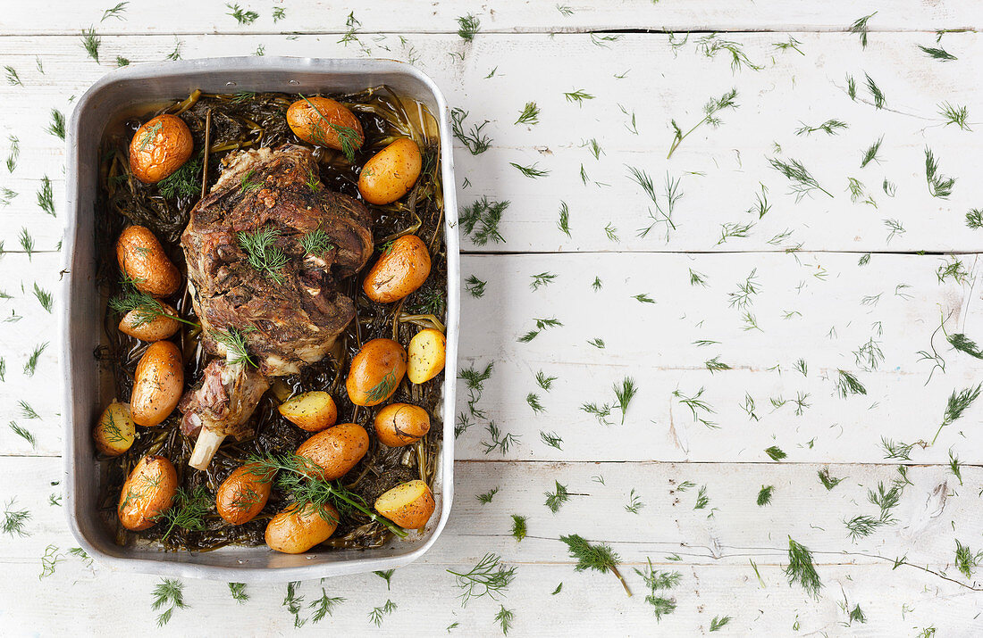 Roast leg of lamb with fennel and potatoes
