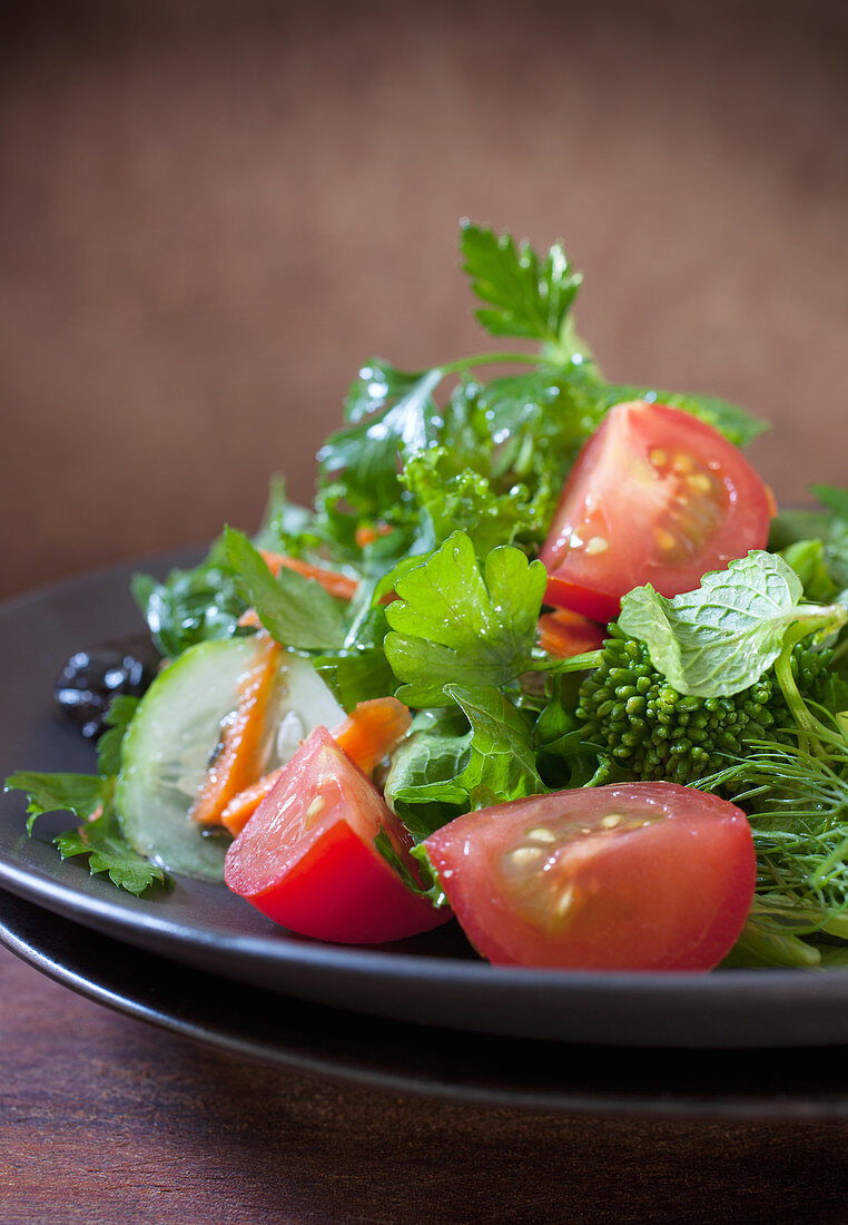 Blattsalat mit Brokkoli, Tomaten und Gurken