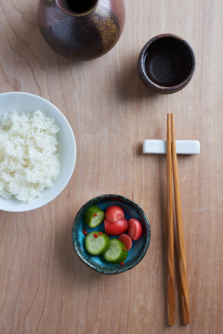 Reis und eingelegte Gurken und Radieschen (Japan)