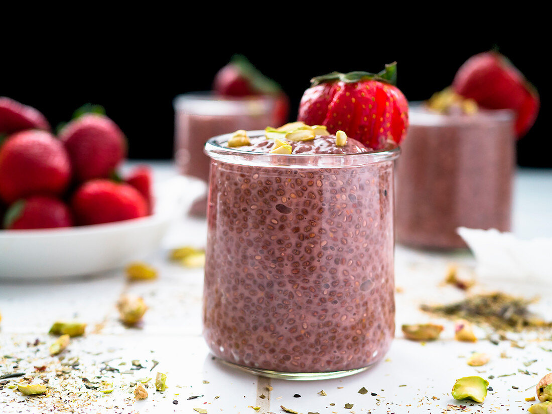 Erdbeer-Chia-Pudding im Glas