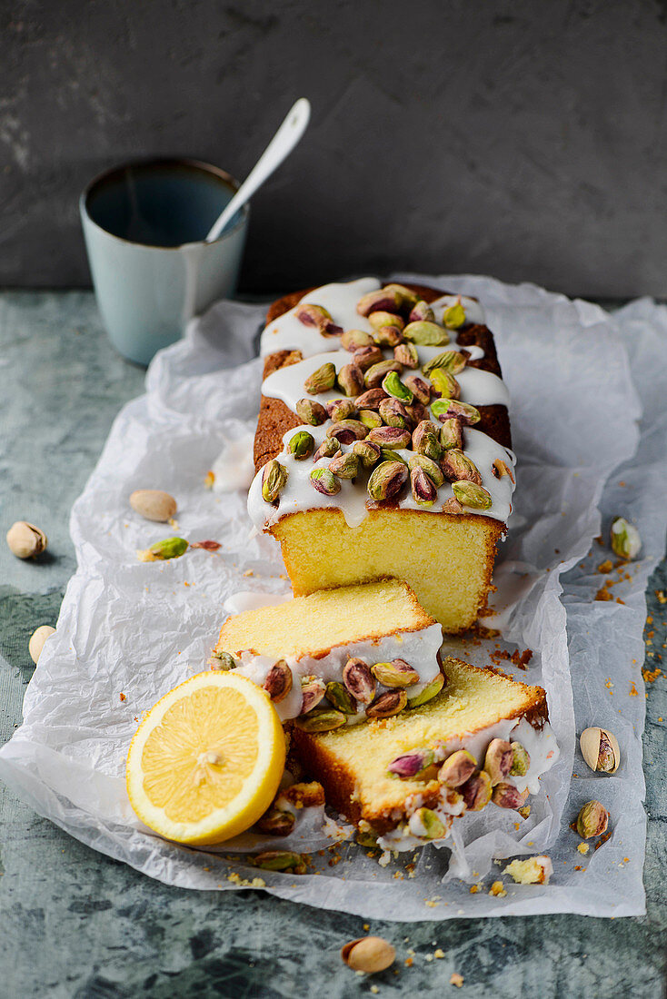 Zitronenkuchen mit Zuckerglasur und gesalzenen Pistazien