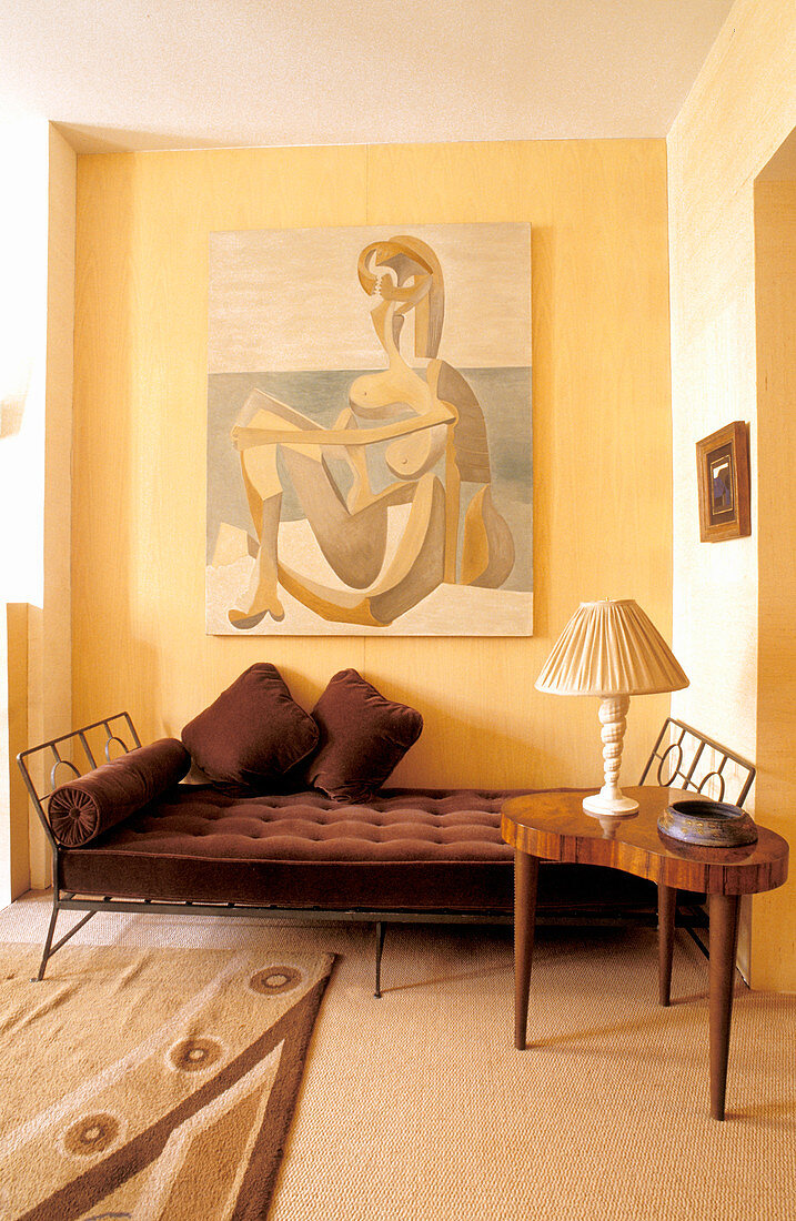 Tagesbett mit braunem Samtbezug unter abstraktem Gemälde