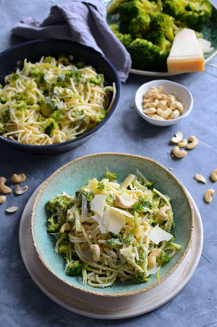 Spaghetti mit Brokkoli, Cashews und Parmesan