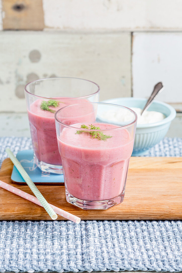 Beetroot smoothie with yoghurt and dill