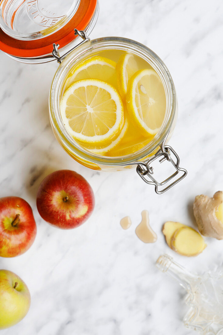 Switchel - Abnehmdrink mit Ingwer, Apfelessig, Sirup und Zitrone