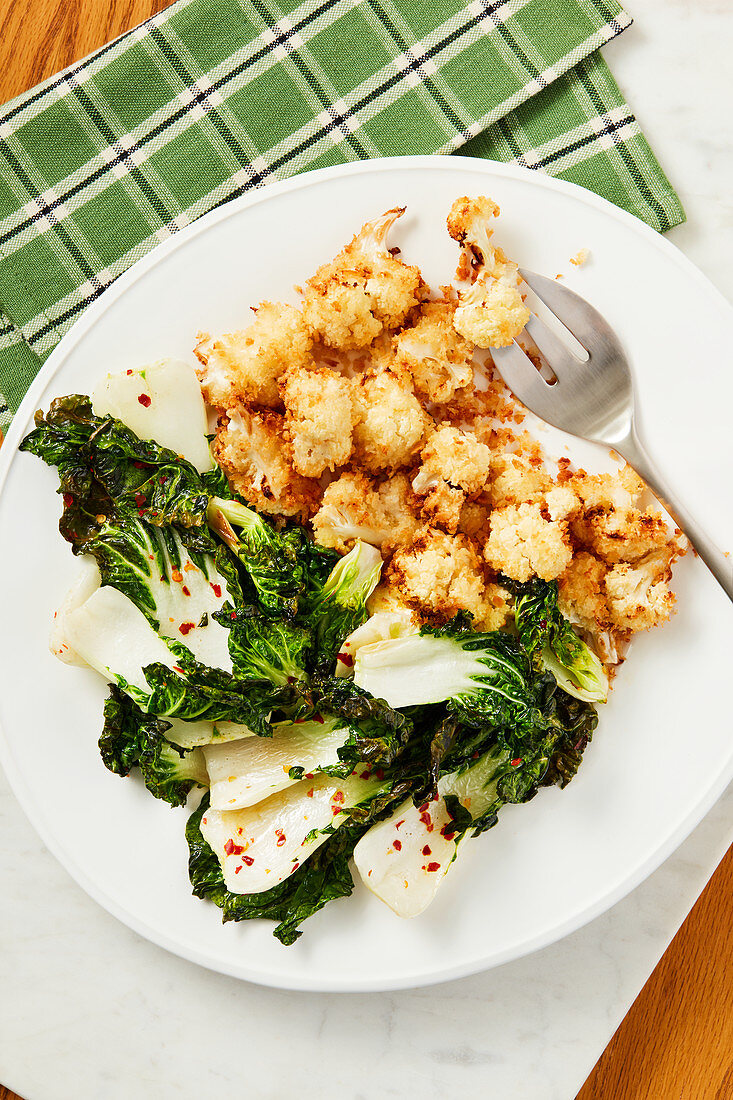 Würziger Pak Choi und Popcorn-Blumenkohl