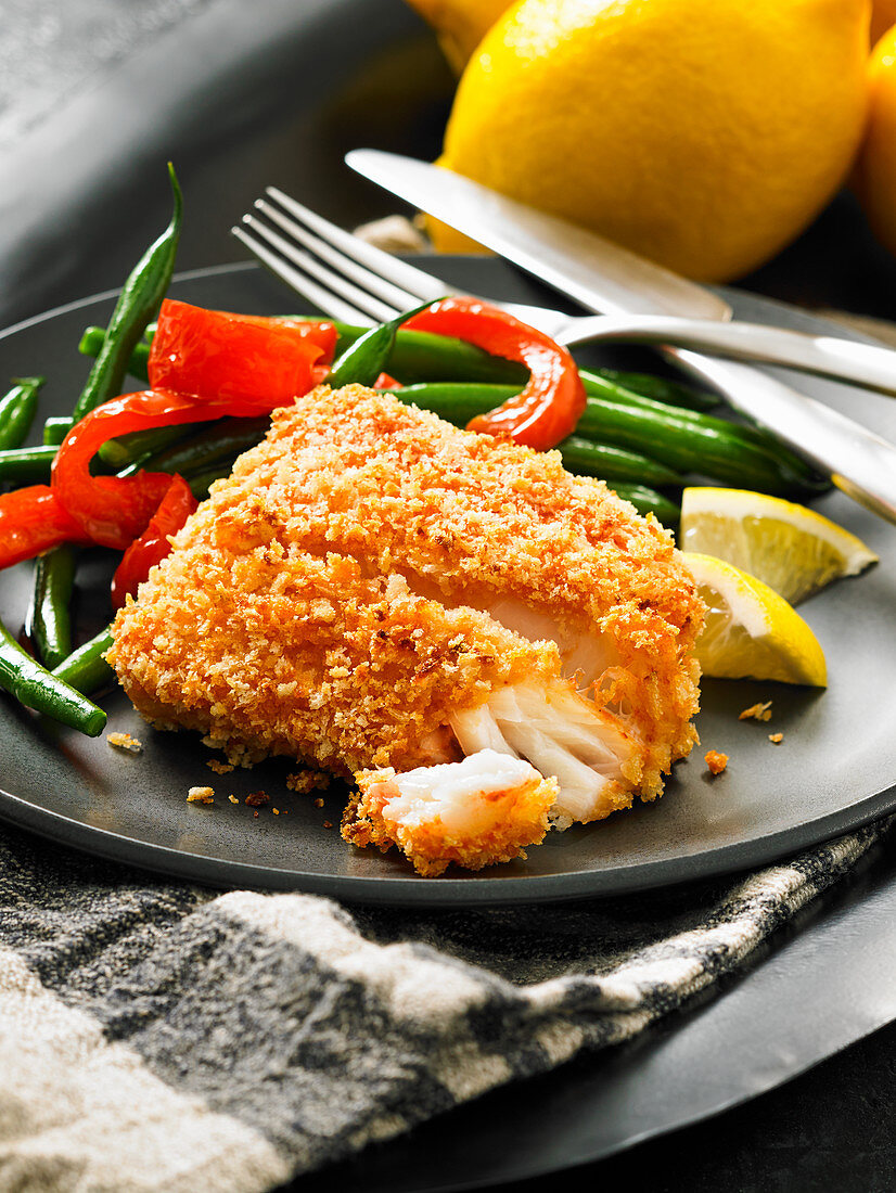 Kabeljaufilet in Pankopanade mit grünen Bohnen und Paprika