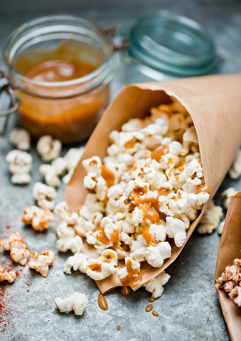 Popcorn mit gesalzenem Karamell in Papiertüte