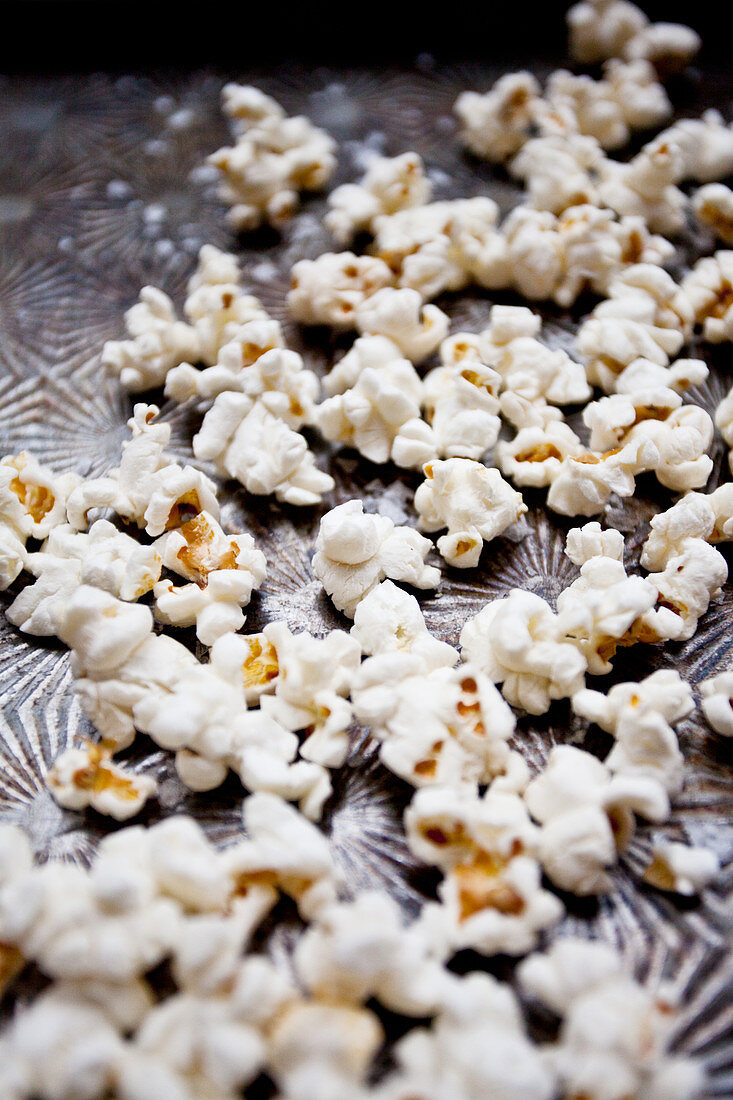Popcorn mit Meersalz auf antikem Backblech