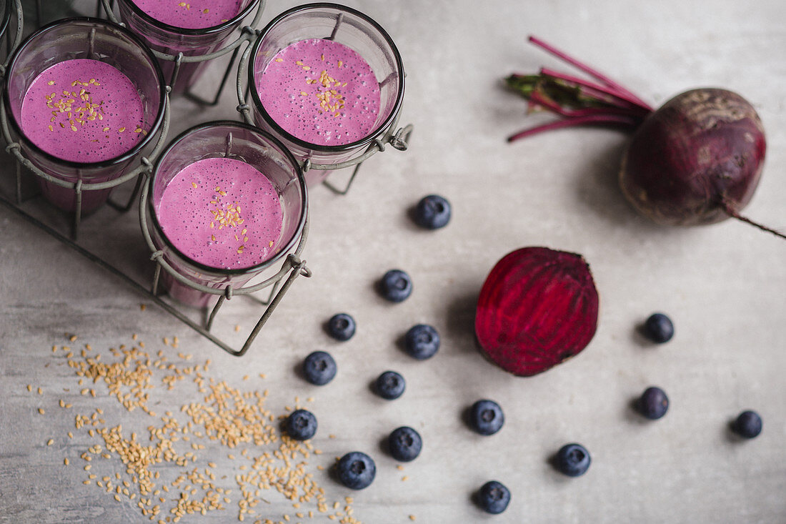 Rote-Bete-Smoothie mit Heidelbeeren