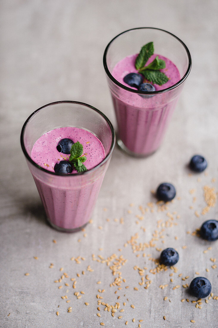 Beetroot smoothie with blueberries, sesame seeds and mint