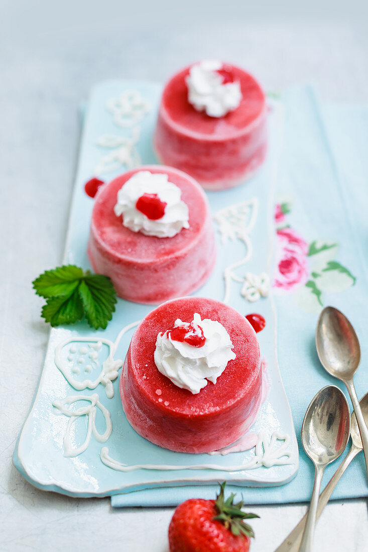 Strawberry ice cream bombs with cream